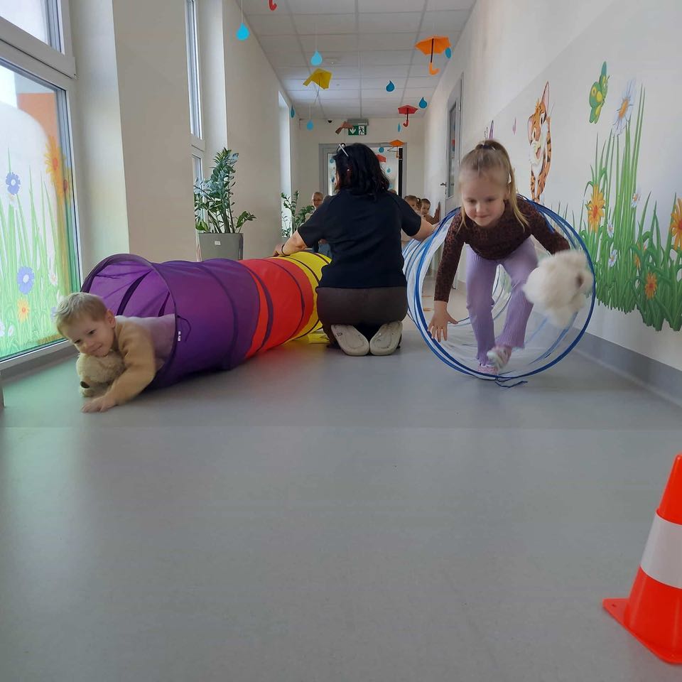 dzieci pokonują tor przeszkód