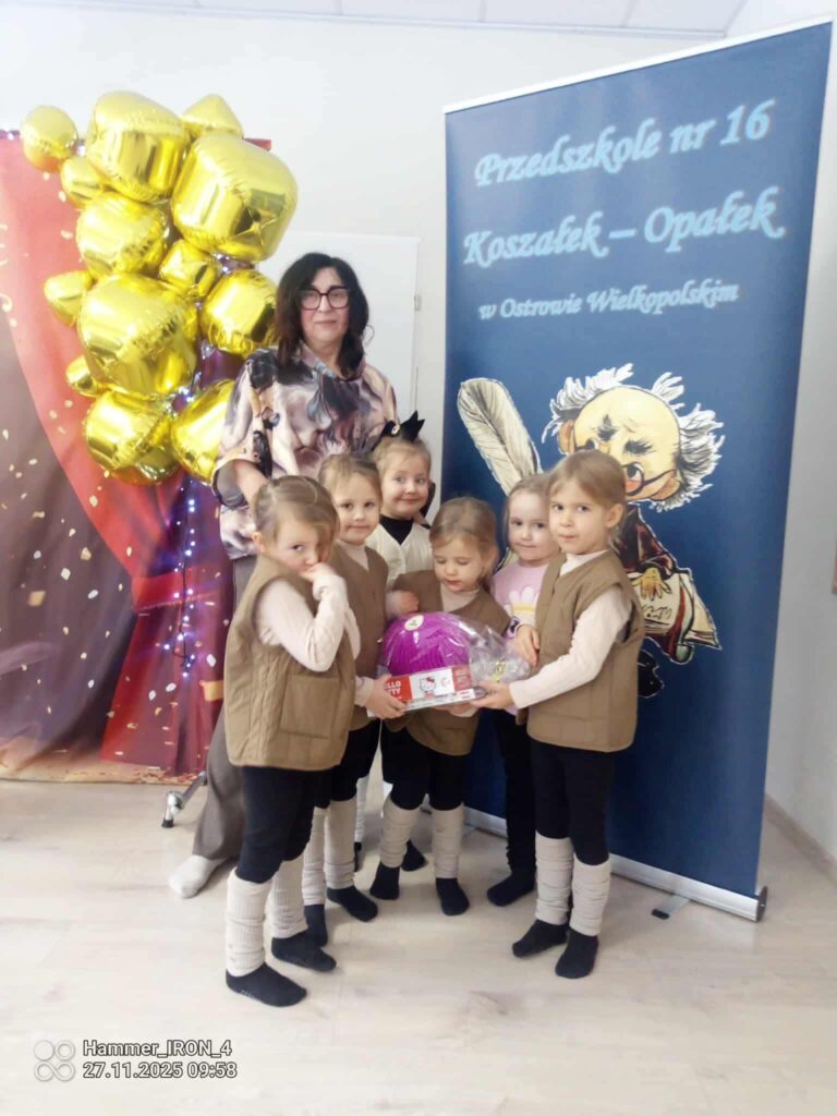 dziewczynki w strojach konkursowych z nagrodą w ręku wraz z panią