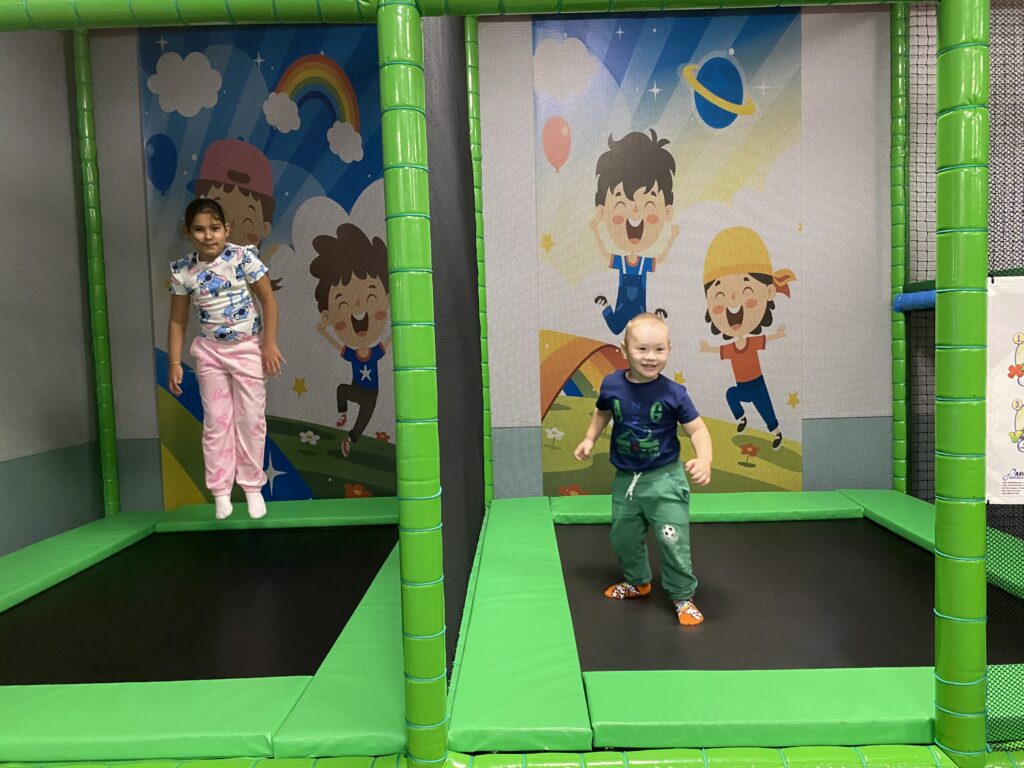 Chłopiec i dziewczynka na trampolinie.