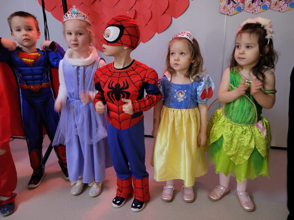 Czwórka dzieci tańczy.