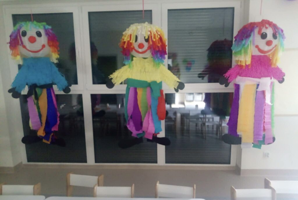 trzy kolorowe klauny jako ozdoba sali na bal karnawałowy