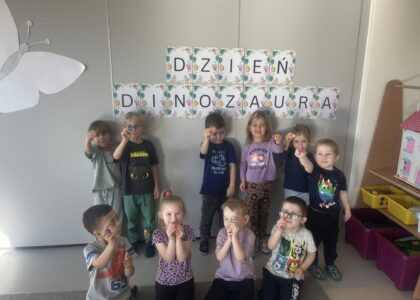 DZIEŃ DINOZAURA W GRUPIE MOTYLKI
