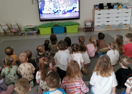 SPEKTAKL ON-LINE W GRUPIE MOTYLKI