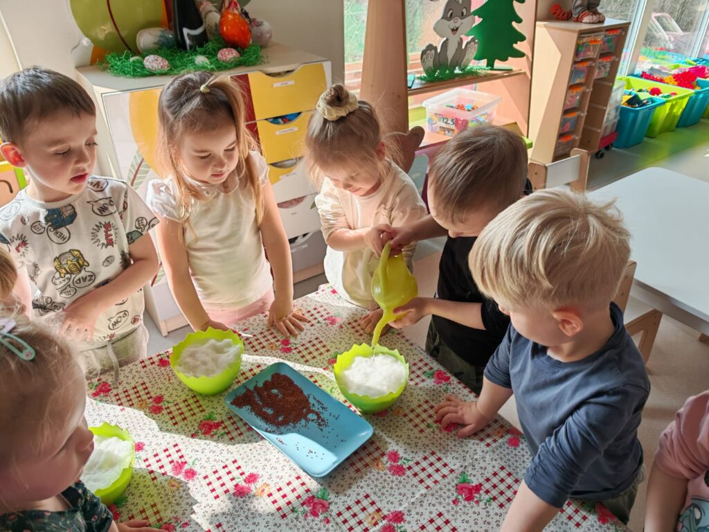 Czwórka dzieci sieje rzeżuchę 