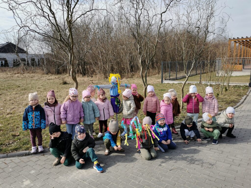 Cała grupa dzieci na spacerze z Marzanną i gaikiem-maikiem