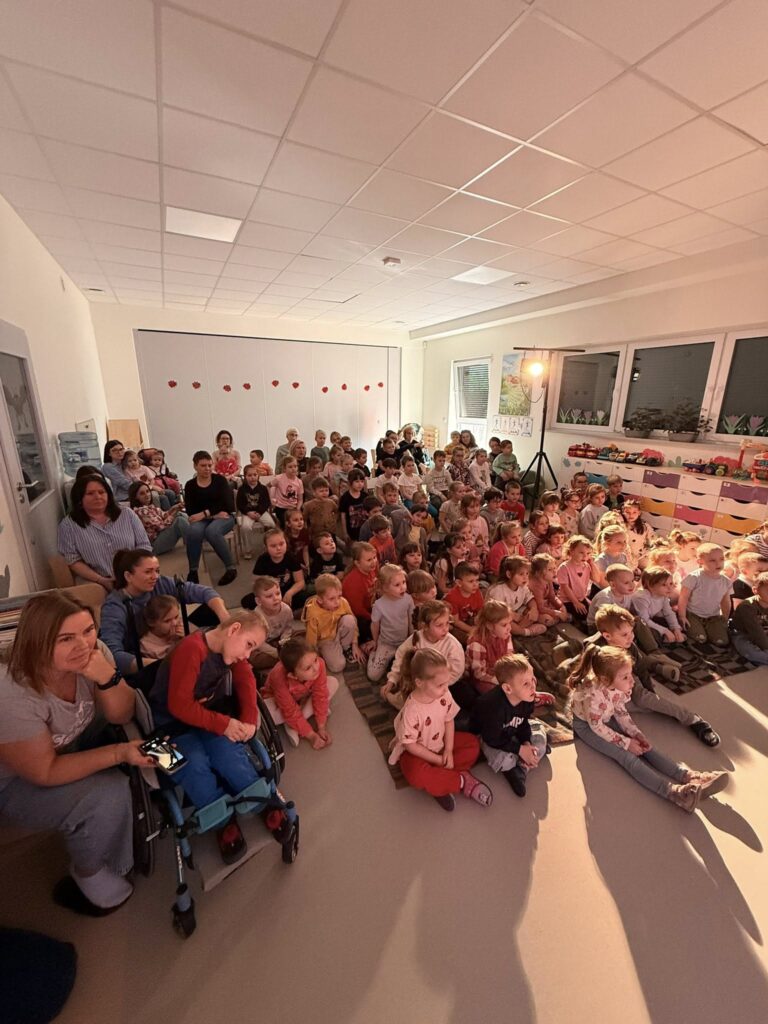Dzieci oglądają przedstawienie magika