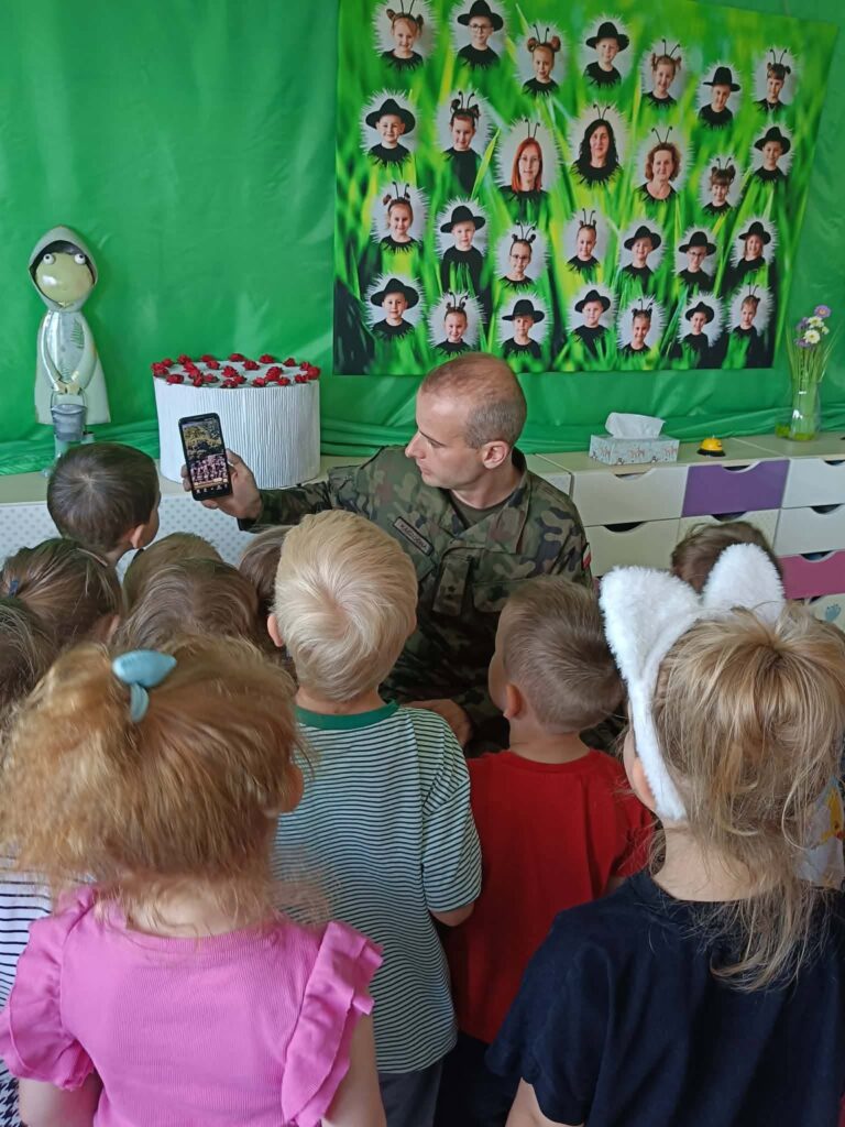żołnierz pokazuje musztrę dzieciom