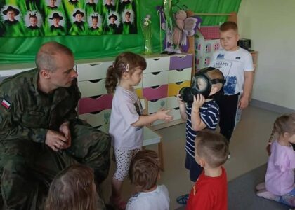 WIZYTA ŻOŁNIERZA ZAWODOWEGO W GRUPIE MOTYLKI