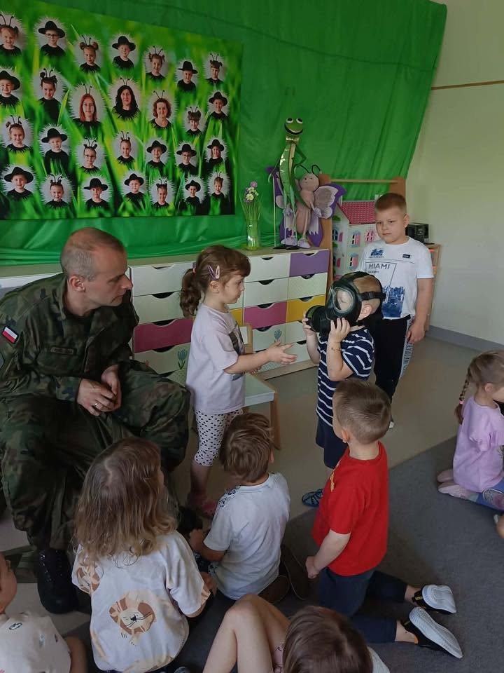 WIZYTA ŻOŁNIERZA ZAWODOWEGO W GRUPIE MOTYLKI
