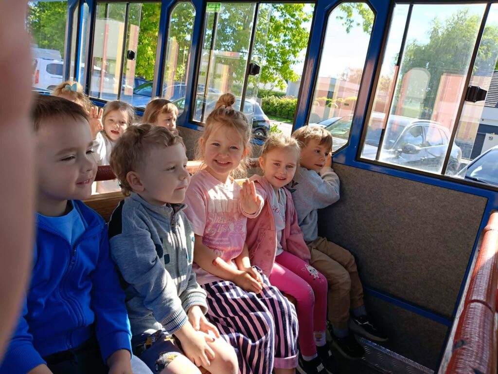 dzieci jadą w pociągu turystycznym