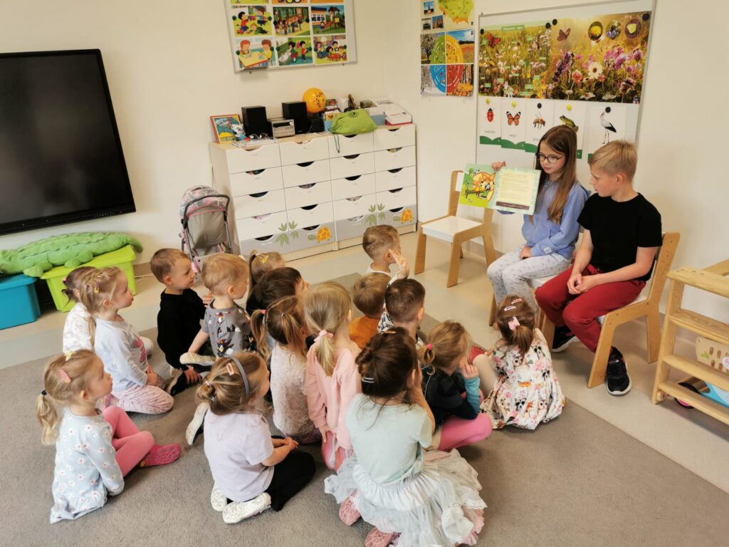 Dziewczynka czyta bajkę dzieciom
