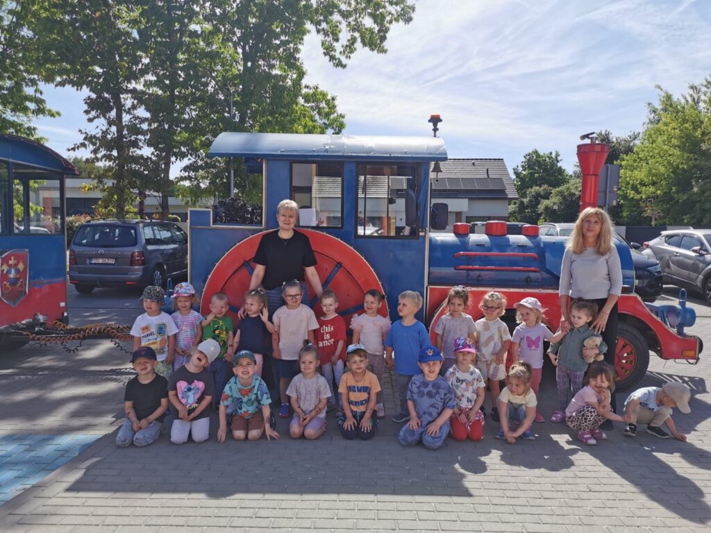 Dzieci i Panie stoją przed kolejką turystyczną
