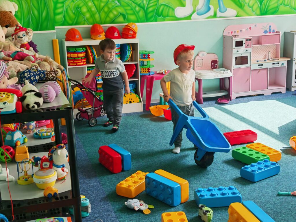 Dzieci bawią się w sali zabaw