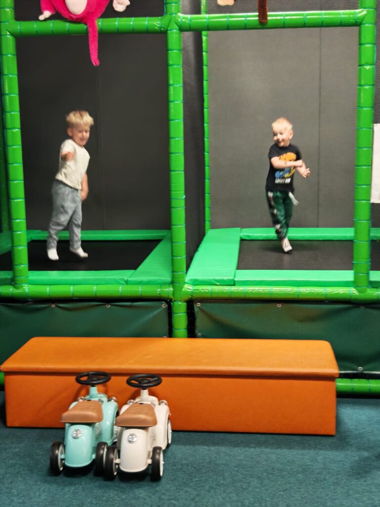 Dwóch chłopców skacze na trampolinach
