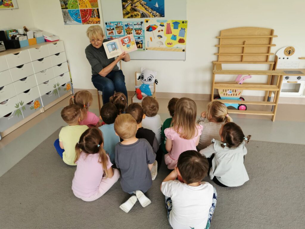 Nauczycielka czyta dzieciom bajkę