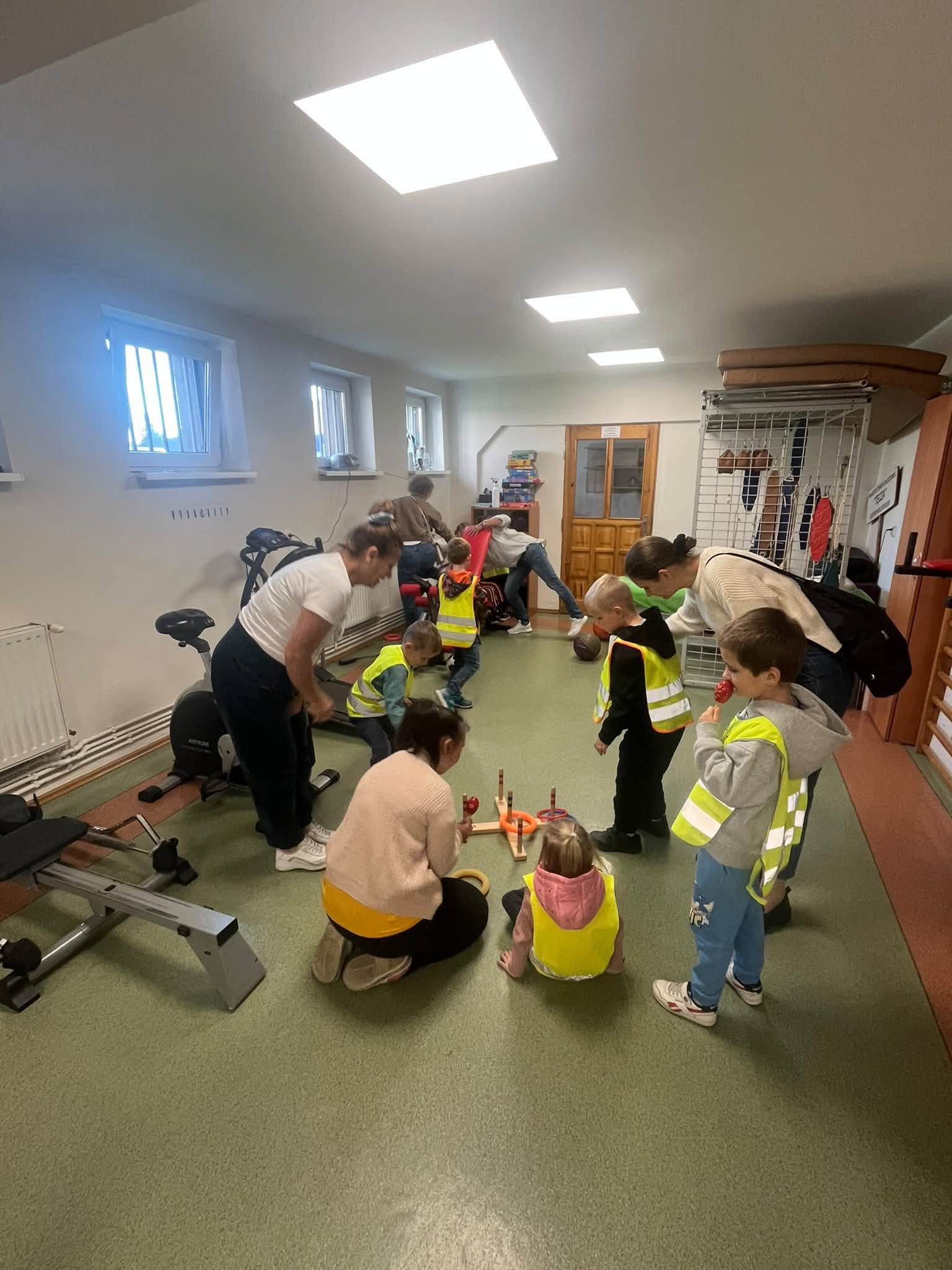Dzieci są na wycieczce w Warsztacie Terapii Zajęciowej - w sali rehabilitacyjnej