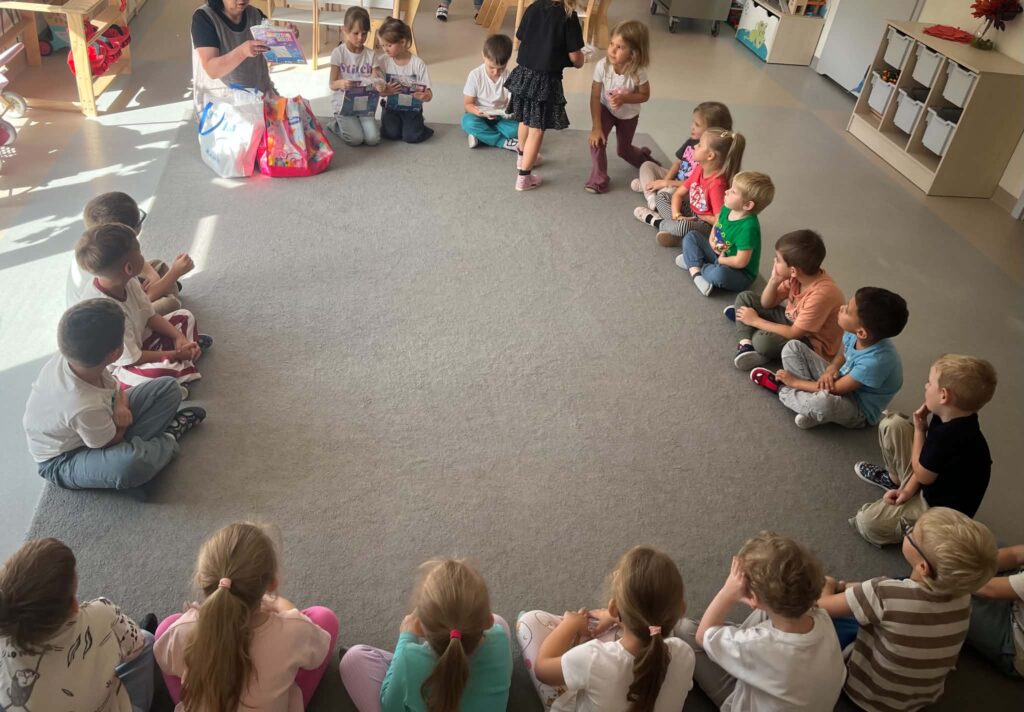 dzieci na dywanie dostają prezenty